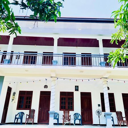 Geethani Tourist Home Полоннарува Екстер'єр фото