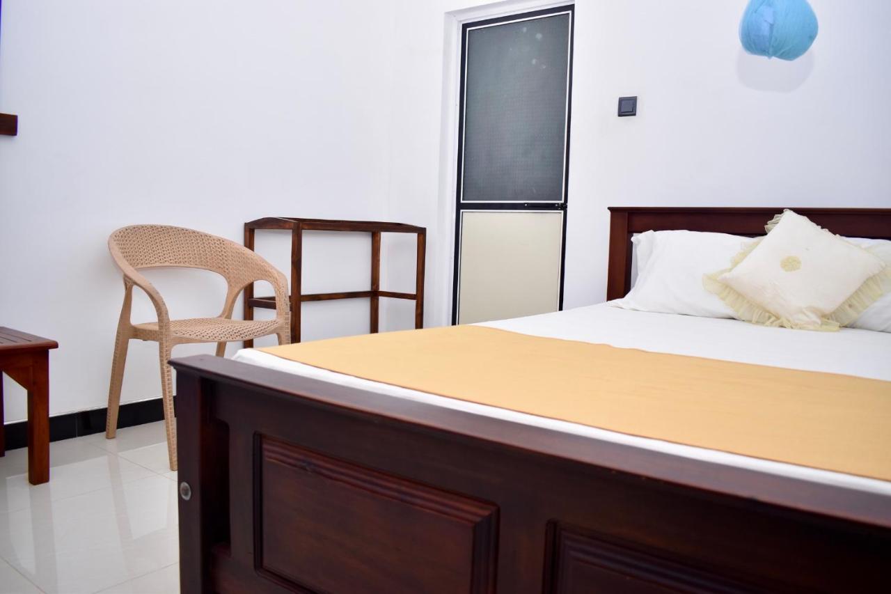 Geethani Tourist Home Полоннарува Екстер'єр фото