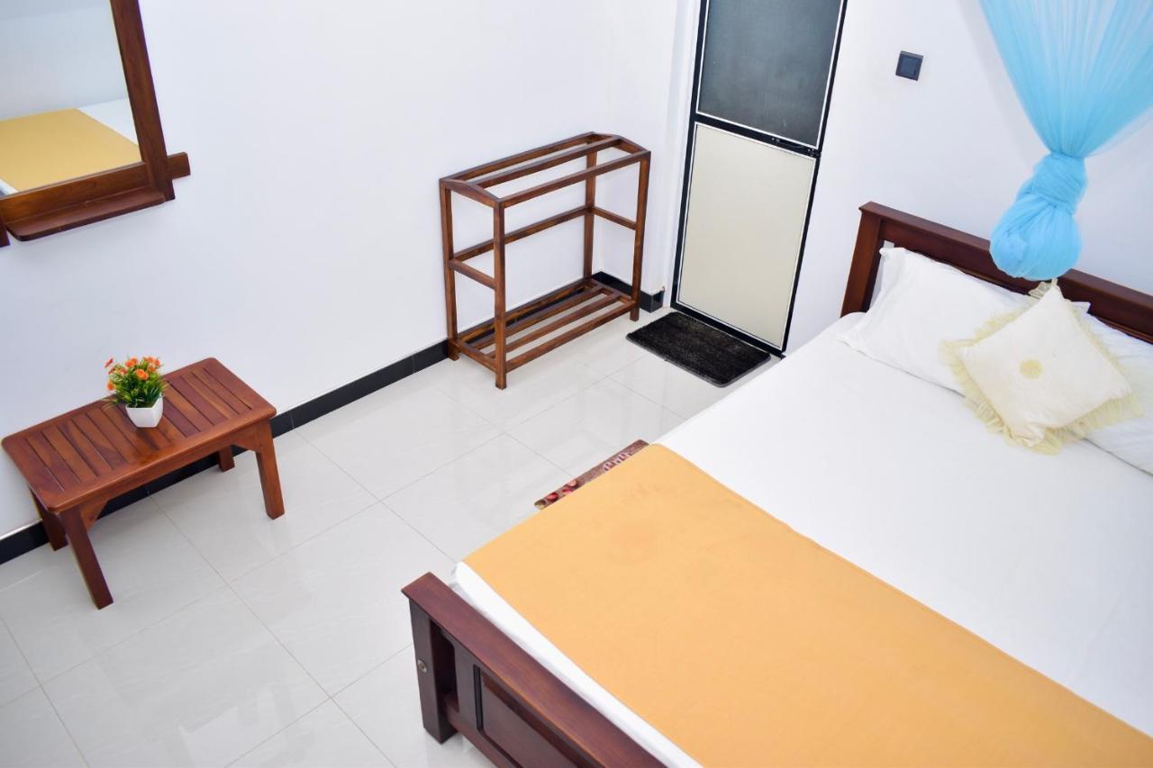 Geethani Tourist Home Полоннарува Екстер'єр фото
