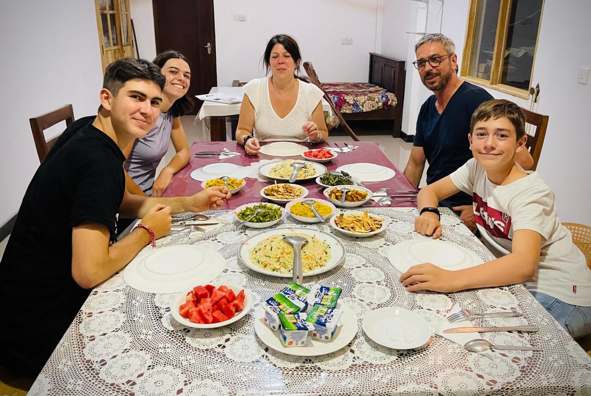 Geethani Tourist Home Полоннарува Екстер'єр фото