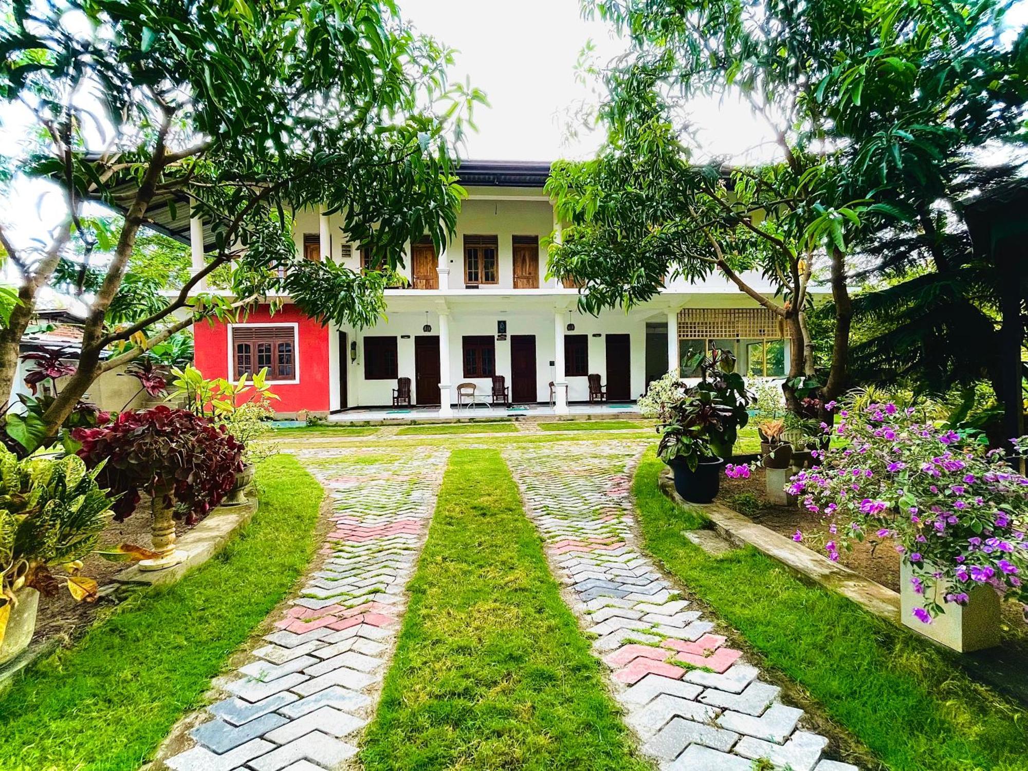 Geethani Tourist Home Полоннарува Екстер'єр фото