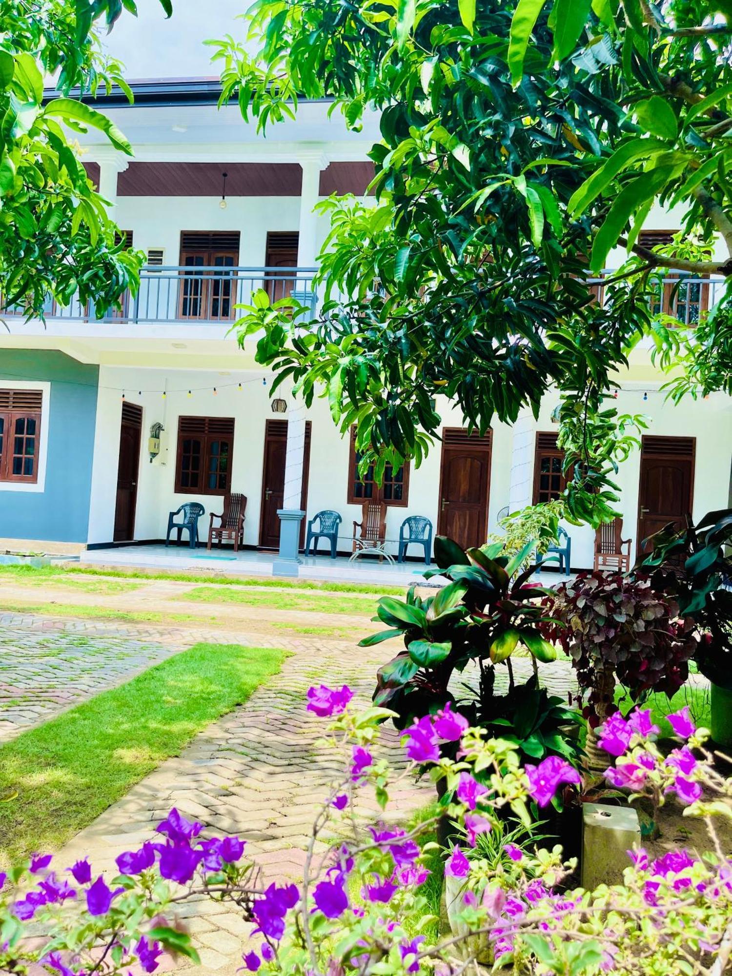 Geethani Tourist Home Полоннарува Екстер'єр фото