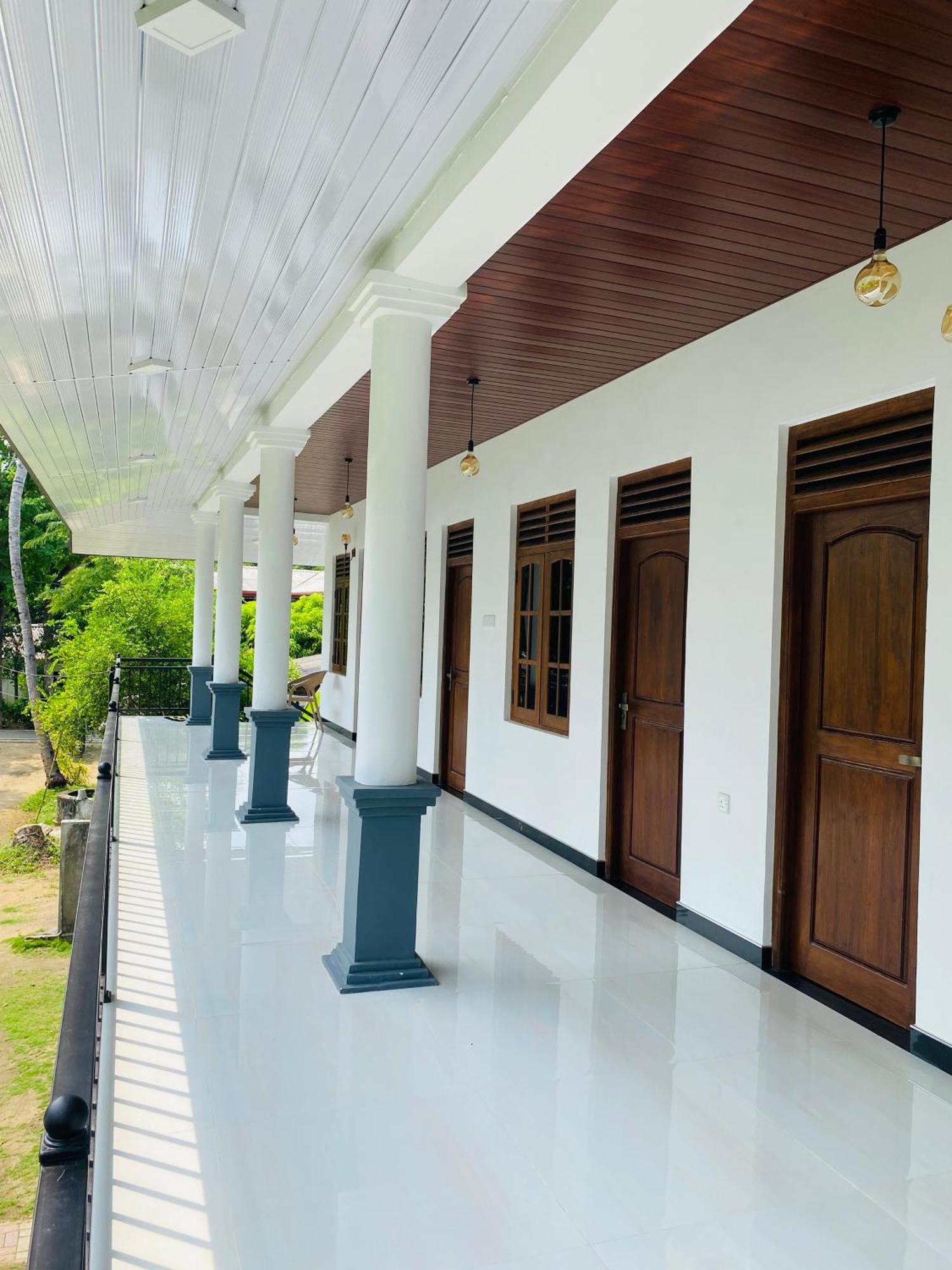 Geethani Tourist Home Полоннарува Екстер'єр фото