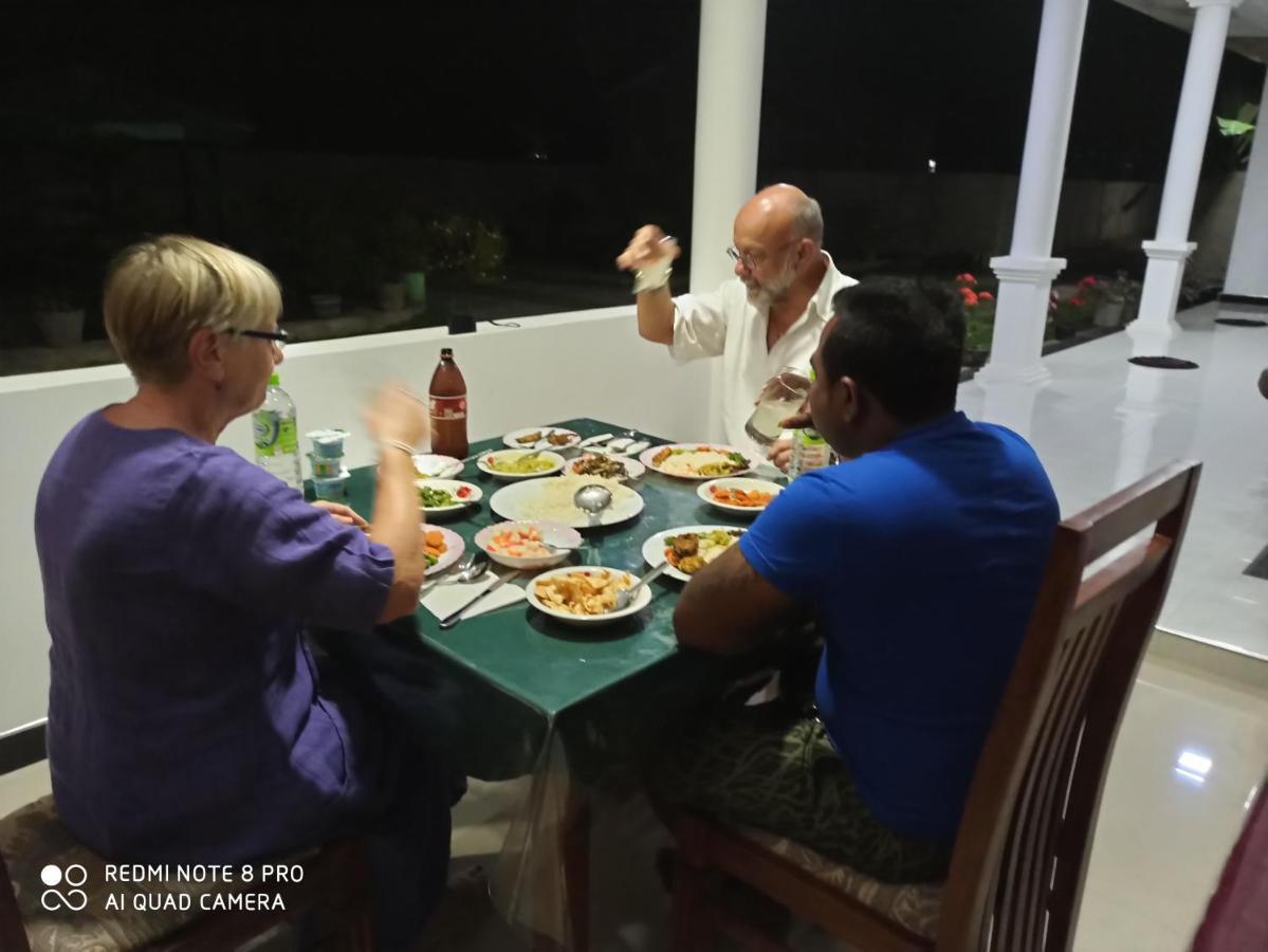 Geethani Tourist Home Полоннарува Екстер'єр фото