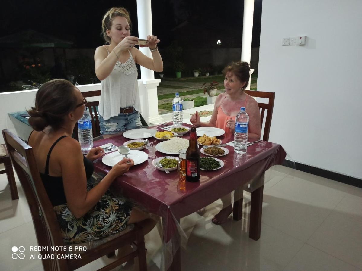 Geethani Tourist Home Полоннарува Екстер'єр фото