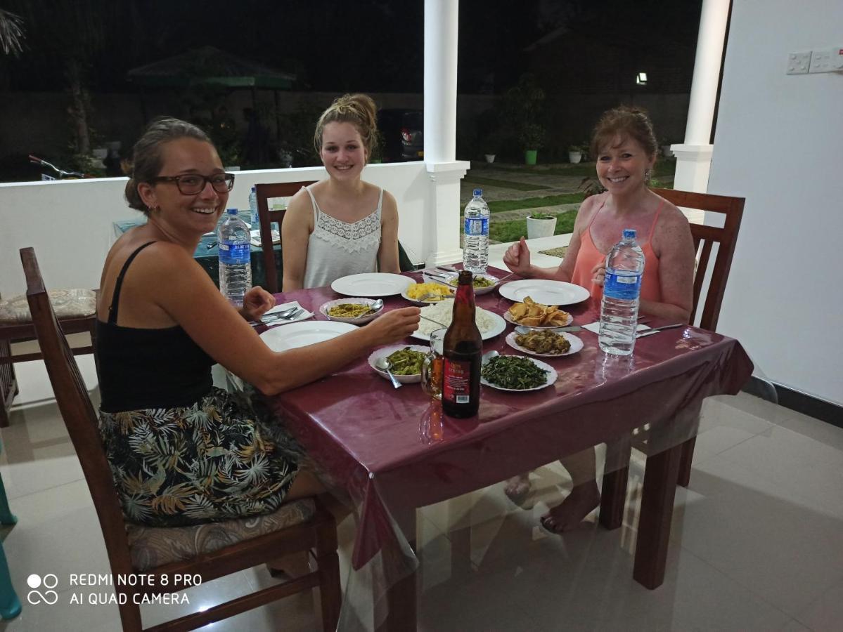 Geethani Tourist Home Полоннарува Екстер'єр фото